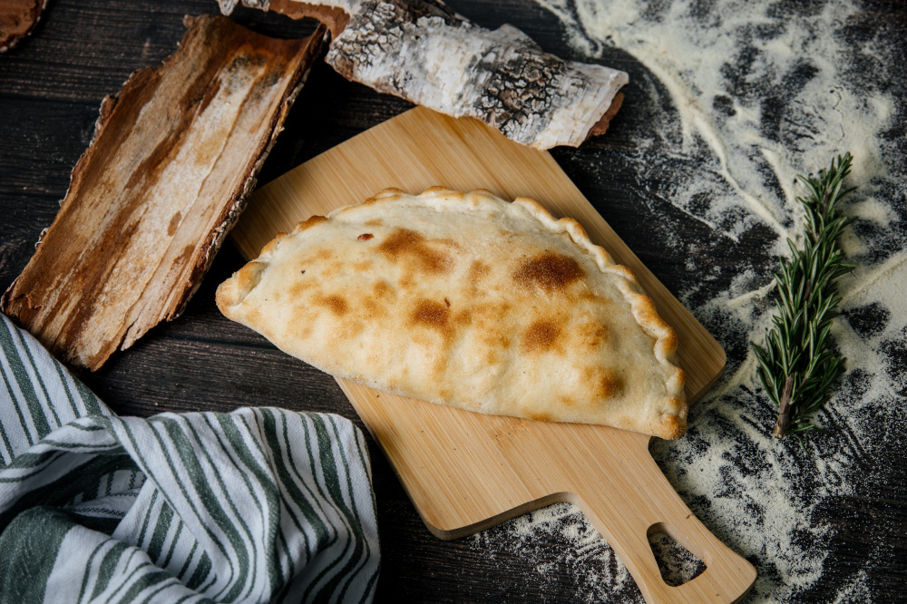 Кальцоне с лососем