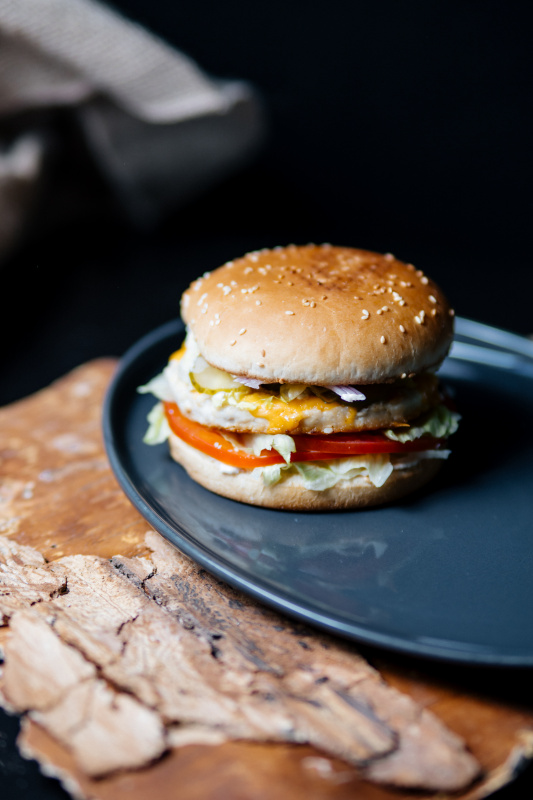 Бургер с куриной котлетой